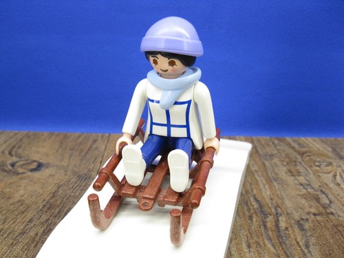 Frau mit schlitten figur - frau,