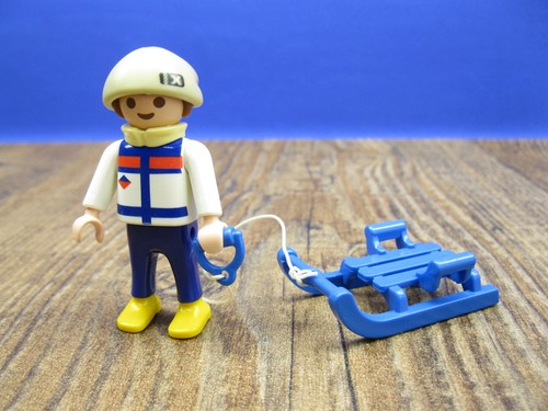 Junge mit schlitten figur - mit,